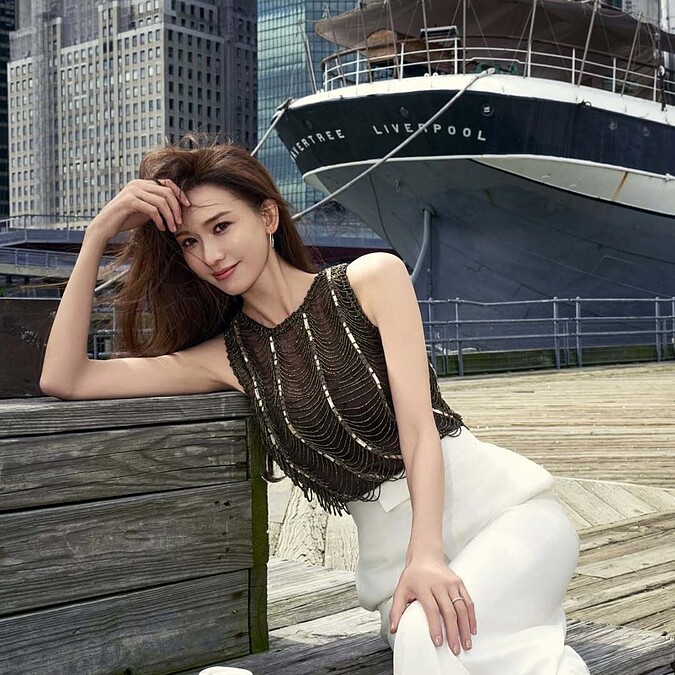 林志玲於紐約觀賞Ralph Lauren秀場，身穿珠繡透膚上衣搭配米白色長褲