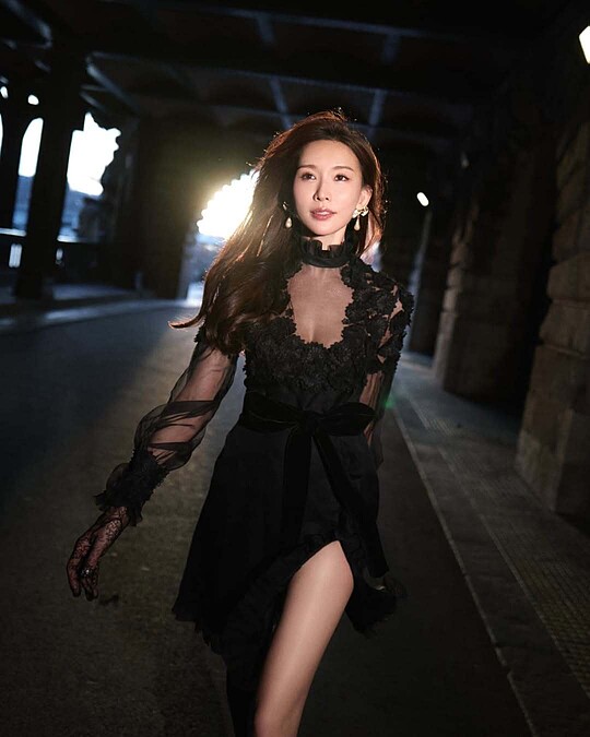 林志玲出席巴黎時裝週Valentino秀場，身穿黑色蕾絲刺繡短洋裝