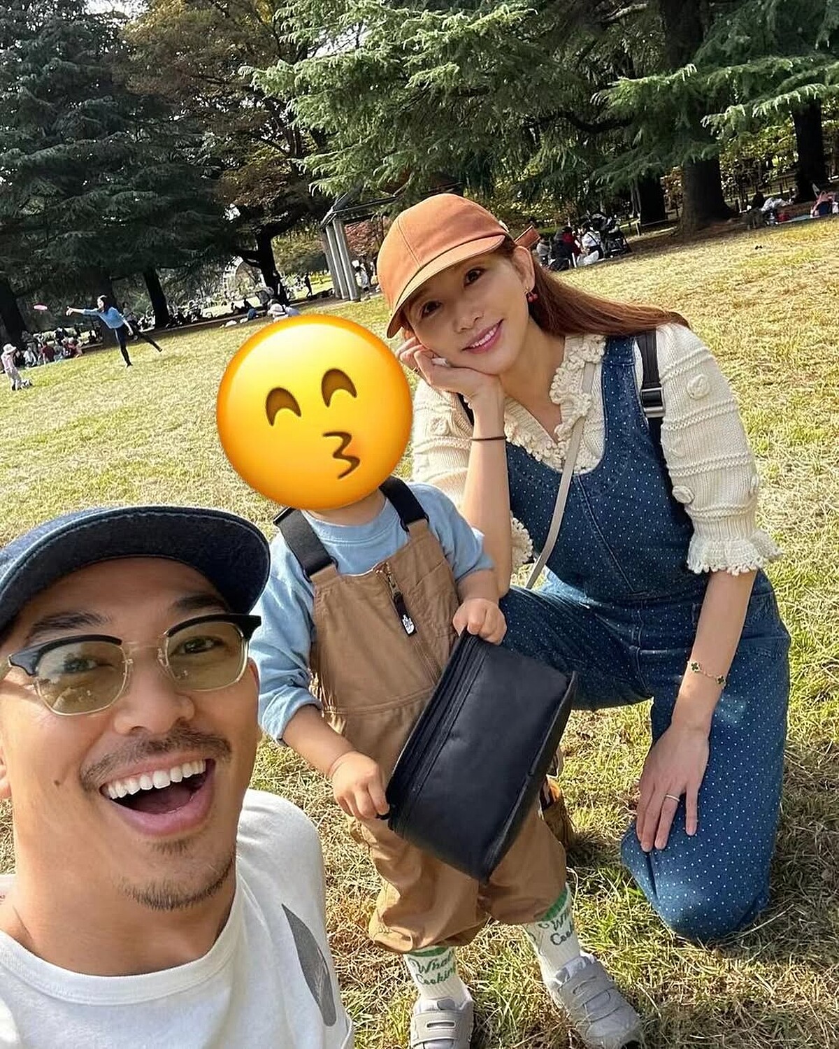 林志玲IG分享與家人野餐私服，身穿圓點牛仔吊帶褲搭配針織衫