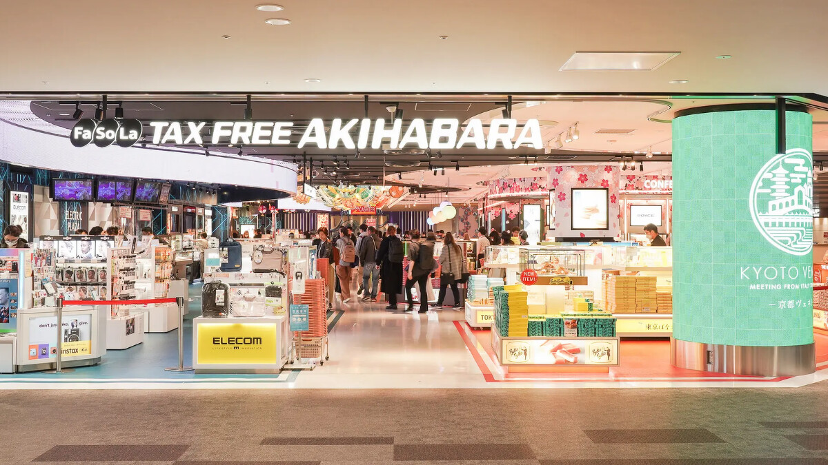 成田機場內 Fa-So-La AKIHABARA 伴手禮店購物人潮 (Photo／narita-akihabara.jp)