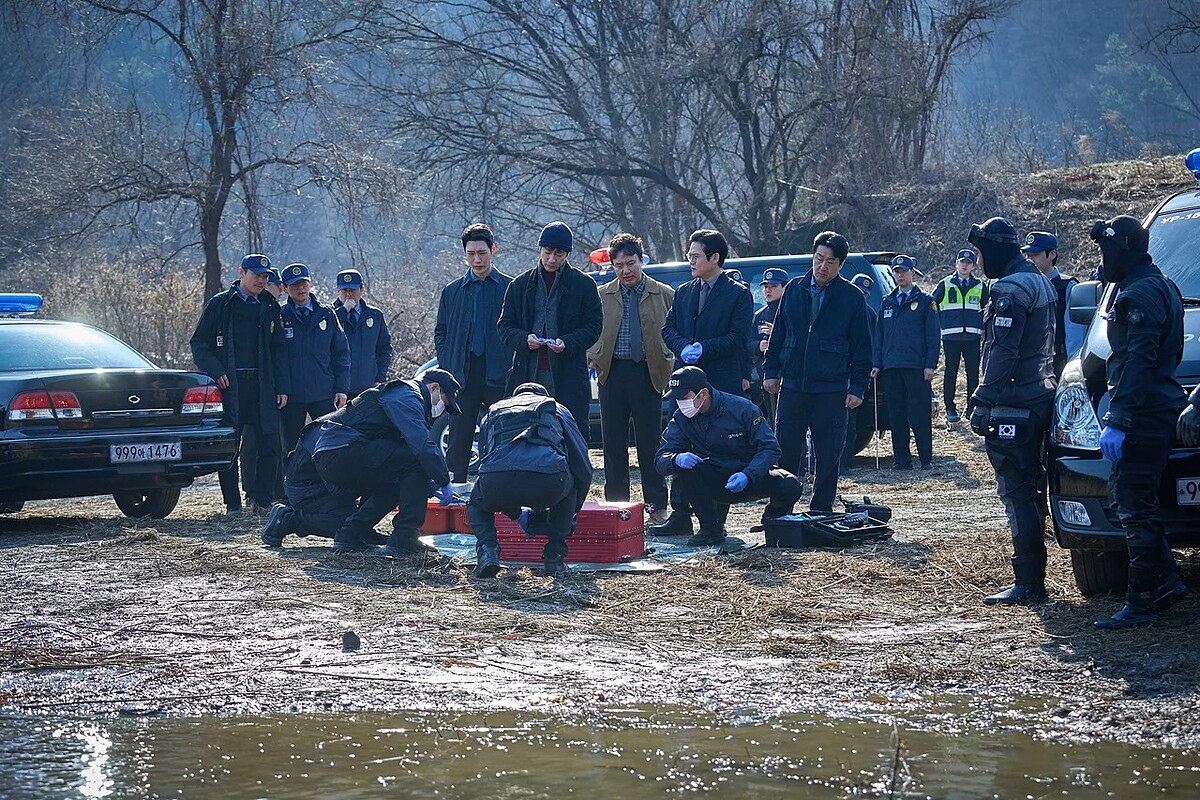 《血謎拼圖》中的案件複雜，是跨度10年的雙重謎題。