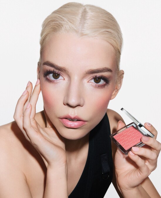 安雅泰勒喬伊Anya Taylor-Joy示範迪奧粉漾緹花頰彩盤#077糖果粉。