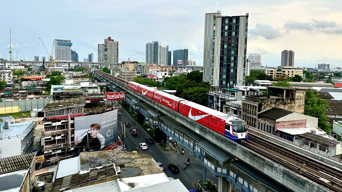 頂樓泳池俯瞰角度，不時會看到BTS列車