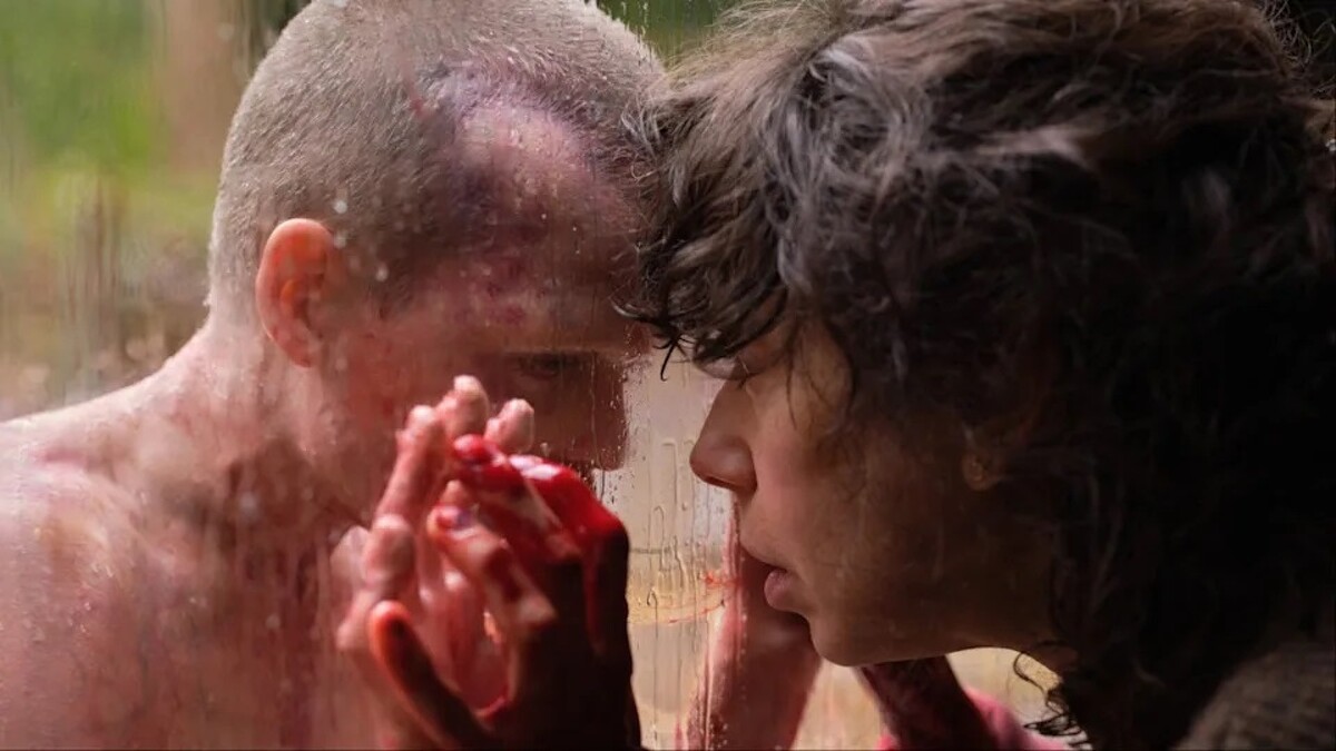 Laura滿手鮮血與Oliver隔個玻璃互動，這是邪教儀式的一環嗎？