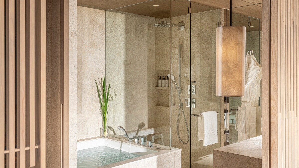 高挑的天花板則進一步放大原本就寬敞的室內空間。