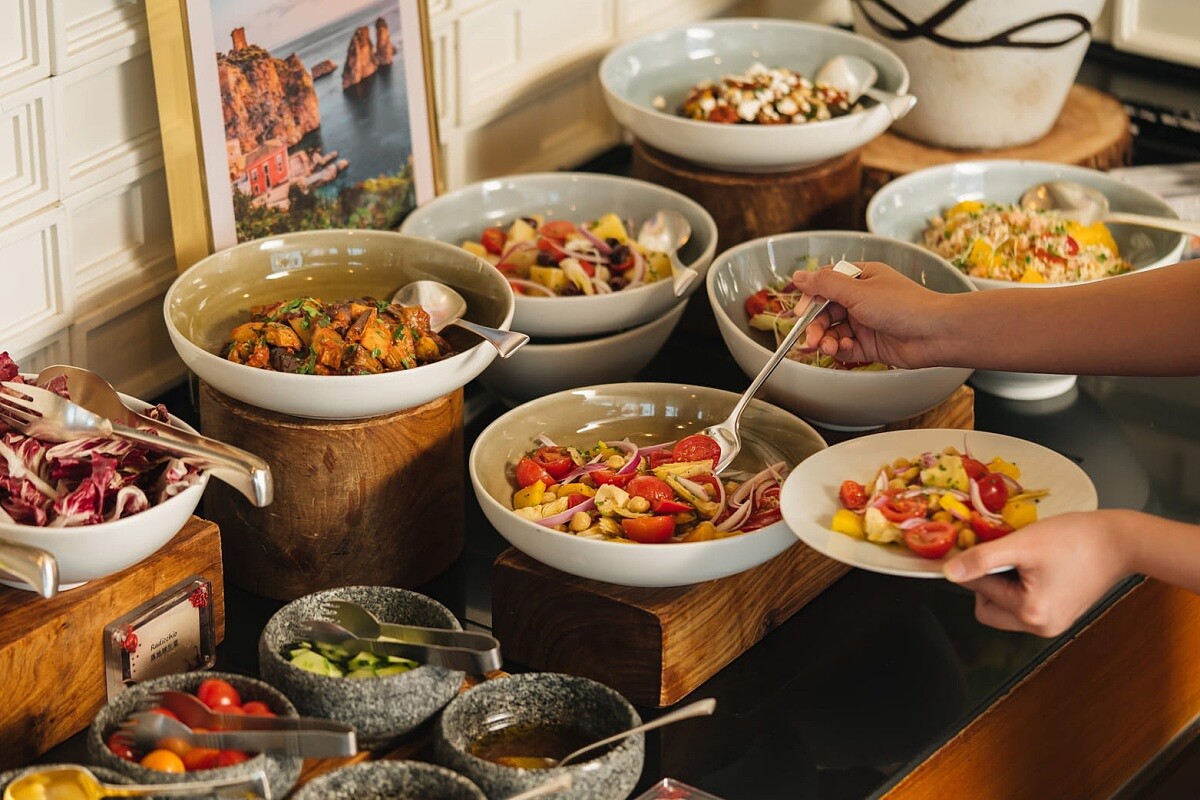 早餐時段，賓客可享用「Farine Croissant Benedict」等經典法式料理以及精彩的自助吧。