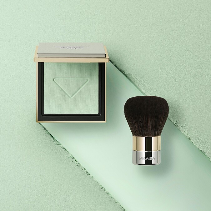 PRADA原生霧光定妝粉餅6.8g，NT2,700。蜜粉刷NT3,080