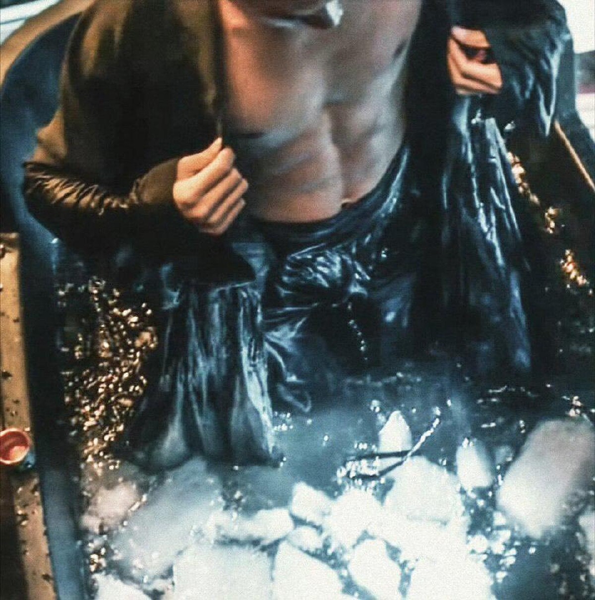 劉宇寧負傷仍敬業拍泡冰水戲，難得露出腹肌意外掀起粉絲沸騰。