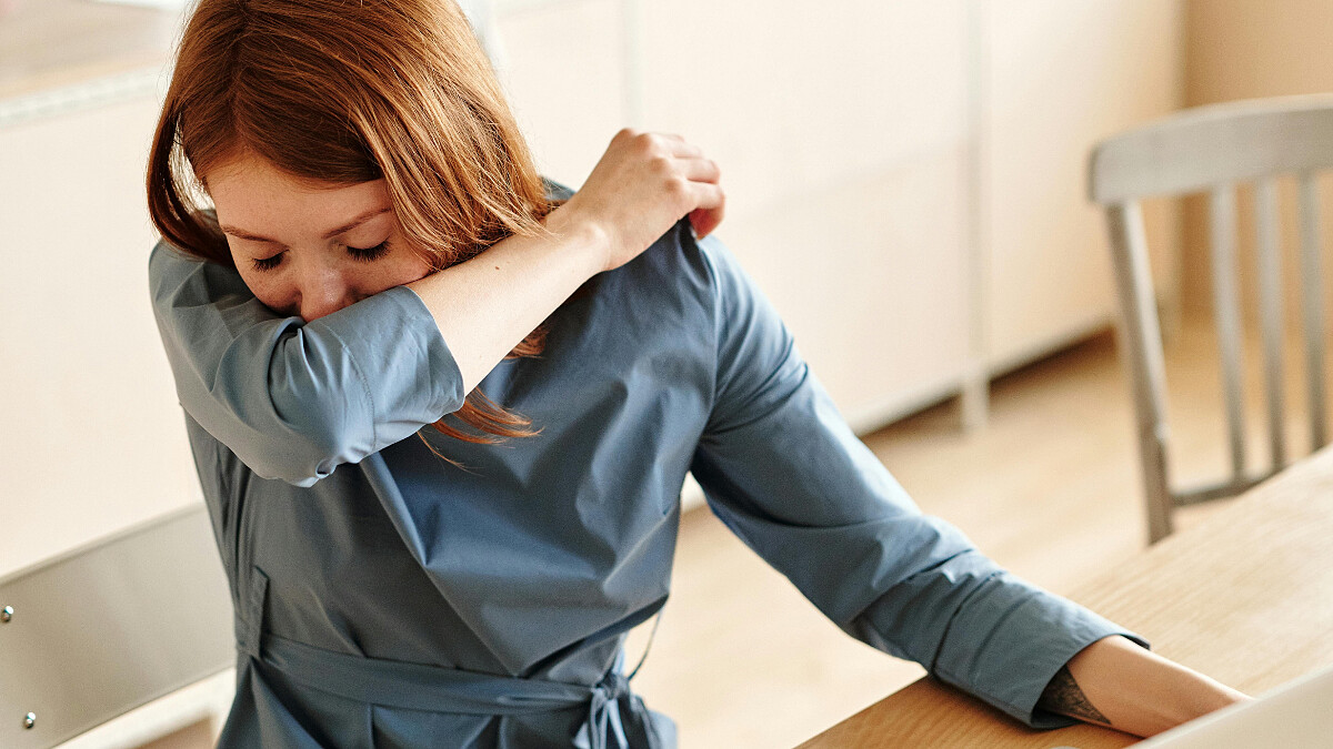 老是覺得喉嚨卡卡 看遍診間卻無解，竟是壓力惹得禍！「喉球症」近期成高壓族健康隱憂！