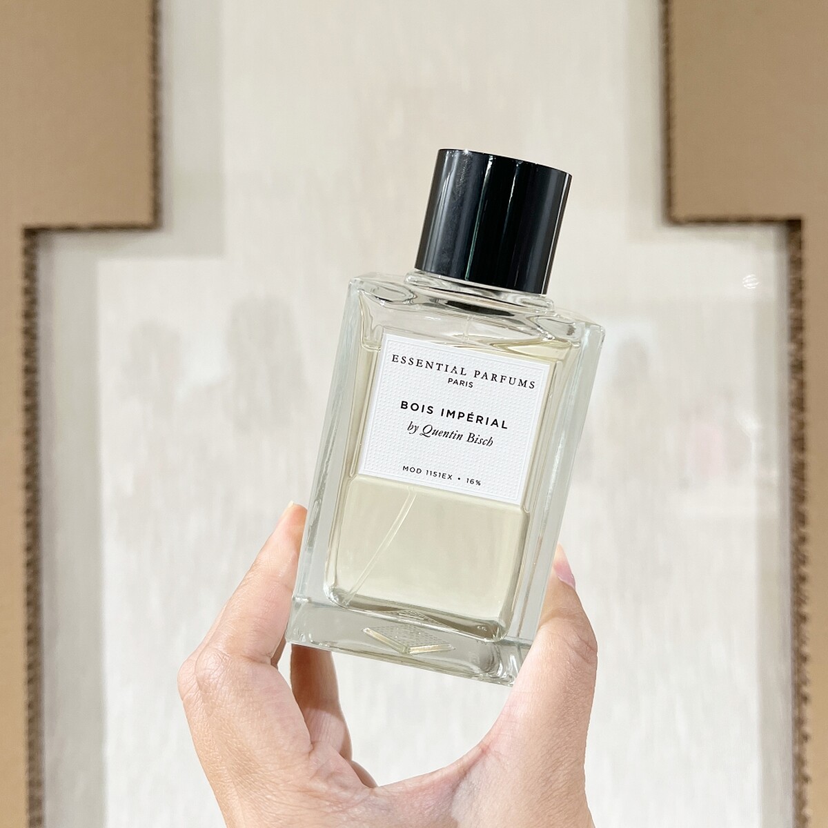 Essential Parfums香水的平身上有著調香師的簽名。