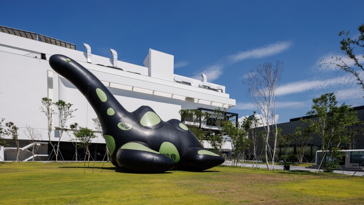 藝術家陳普打造超過12米高藝術裝置「巨型蛇頸龍」現身戶外草坪