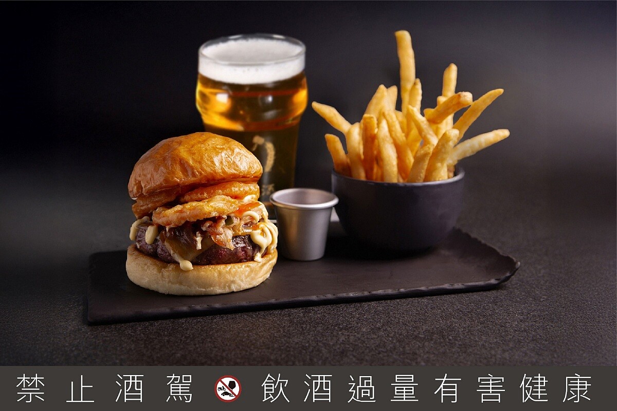 高空酒吧INGE&rsquo;S Bar & Grill深夜限定「乾式熟成美國牛肉功夫漢堡套餐」