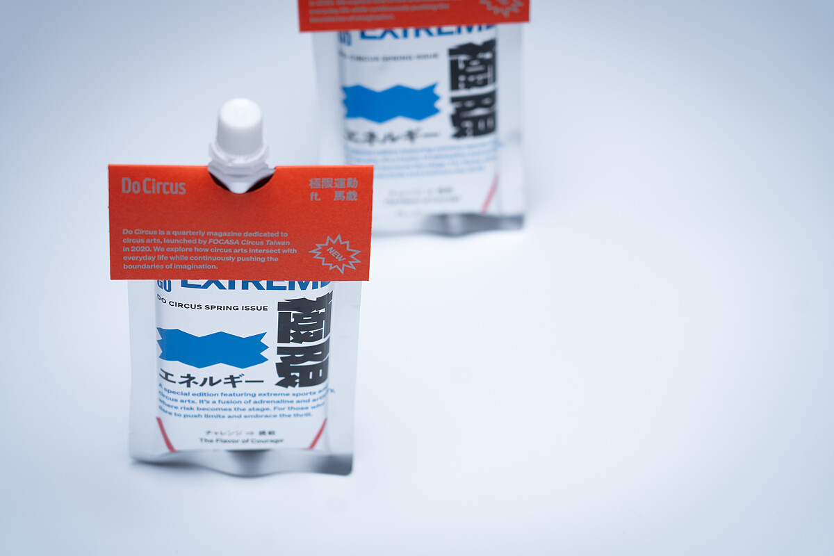 封口的吸嘴與外包裝的銀色鋁箔袋，每一個細節都融合了葉忠宜對平面設計語言的掌握以及幽默感的拿捏。