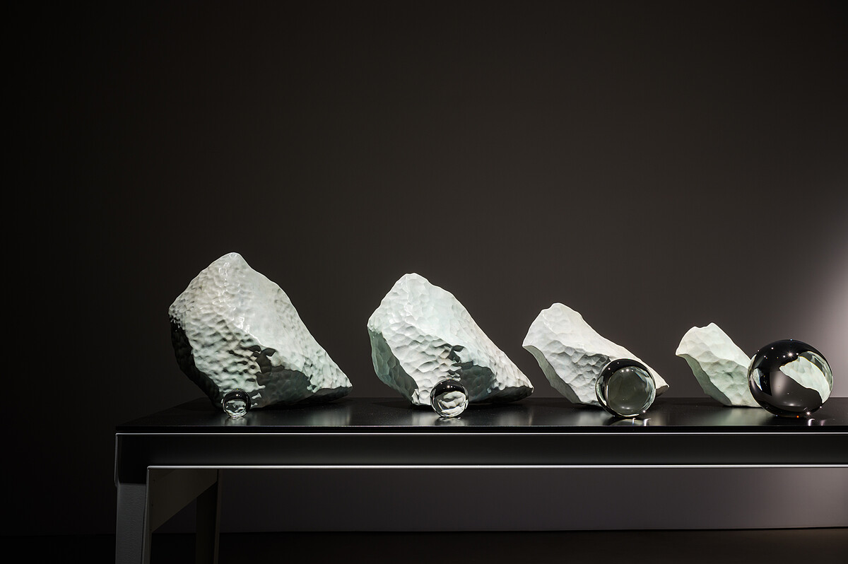 奧拉弗・埃利亞松，《冰河的最後七天》（The last seven days of glacial ice），2024，青銅、玻璃球、不鏽鋼、鋁，152.5 &times; 300 &times; 70公分。 作品於新加坡美術館拍攝。攝影：Joseph Nair, Memphis West Pictures。圖像由藝術家；neugerriemschneider, Berlin; Tanya Bonakdar Gallery, New York / Los Angeles提供。&copy; 2024奧拉弗・埃利亞松