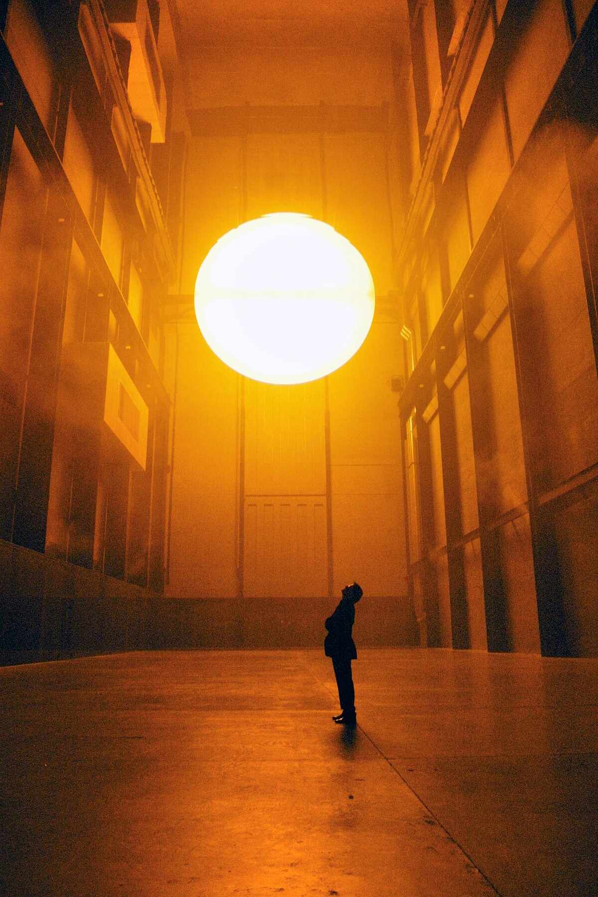 奧拉弗・埃利亞松，倫敦泰特現代美術館《天氣計畫》（The weather project），2003。攝影: Olafur Eliasson。圖像由藝術家；neugerriemschneider, Berlin; Tanya Bonakdar Gallery, New York / Los Angeles提供。&copy; 2003奧拉弗・埃利亞松