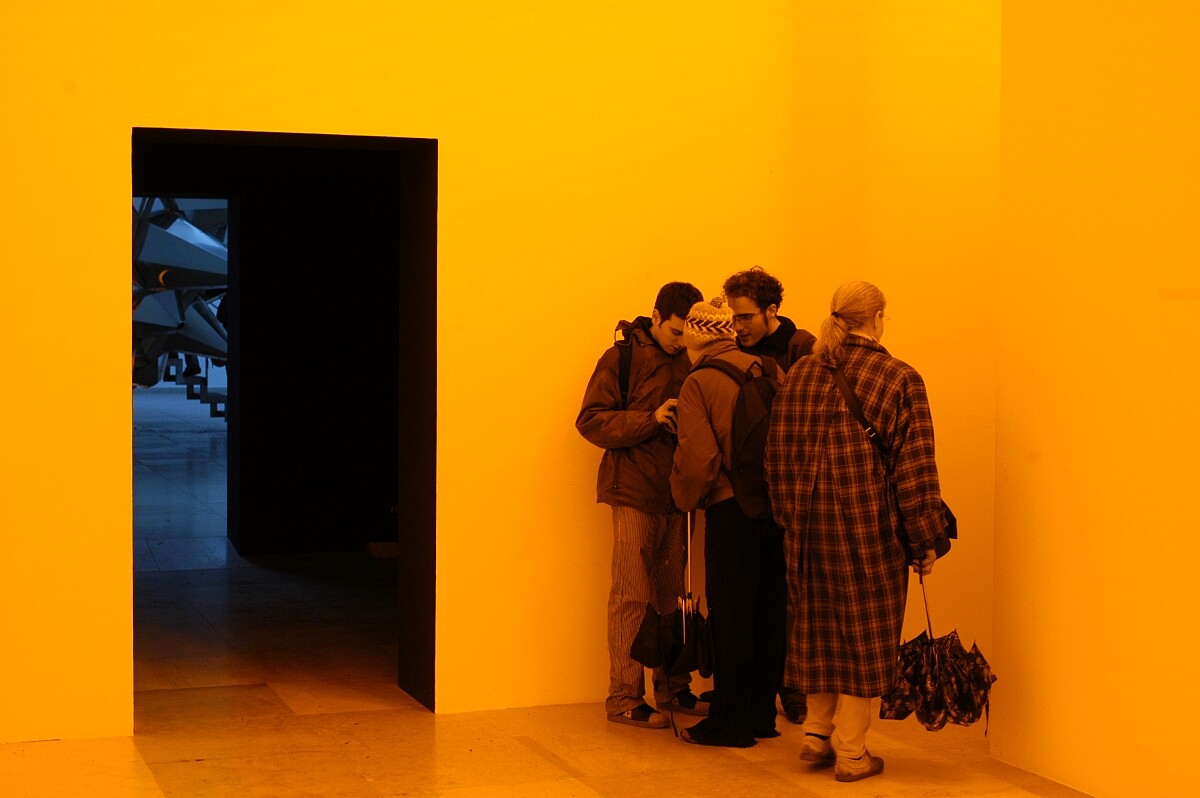 奧拉弗・埃利亞松，第50屆威尼斯雙年展丹麥館《單色房間》（Room for one colour），1997。攝影：Giorgio Boato。圖像由藝術家；neugerriemschneider, Berlin; Tanya Bonakdar Gallery, New York / Los Angeles提供。&copy; 1997 奧拉弗・埃利亞松