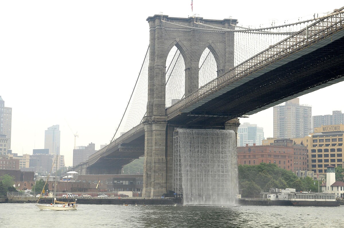奧拉弗・埃利亞松，《紐約瀑布（布魯克林碼頭）》The New York City Waterfalls (Brooklyn Piers)，2008。攝影: Julienne Schaer / 圖片由 Public Art Fund提供。&copy; 2008 奧拉弗・埃利亞松
