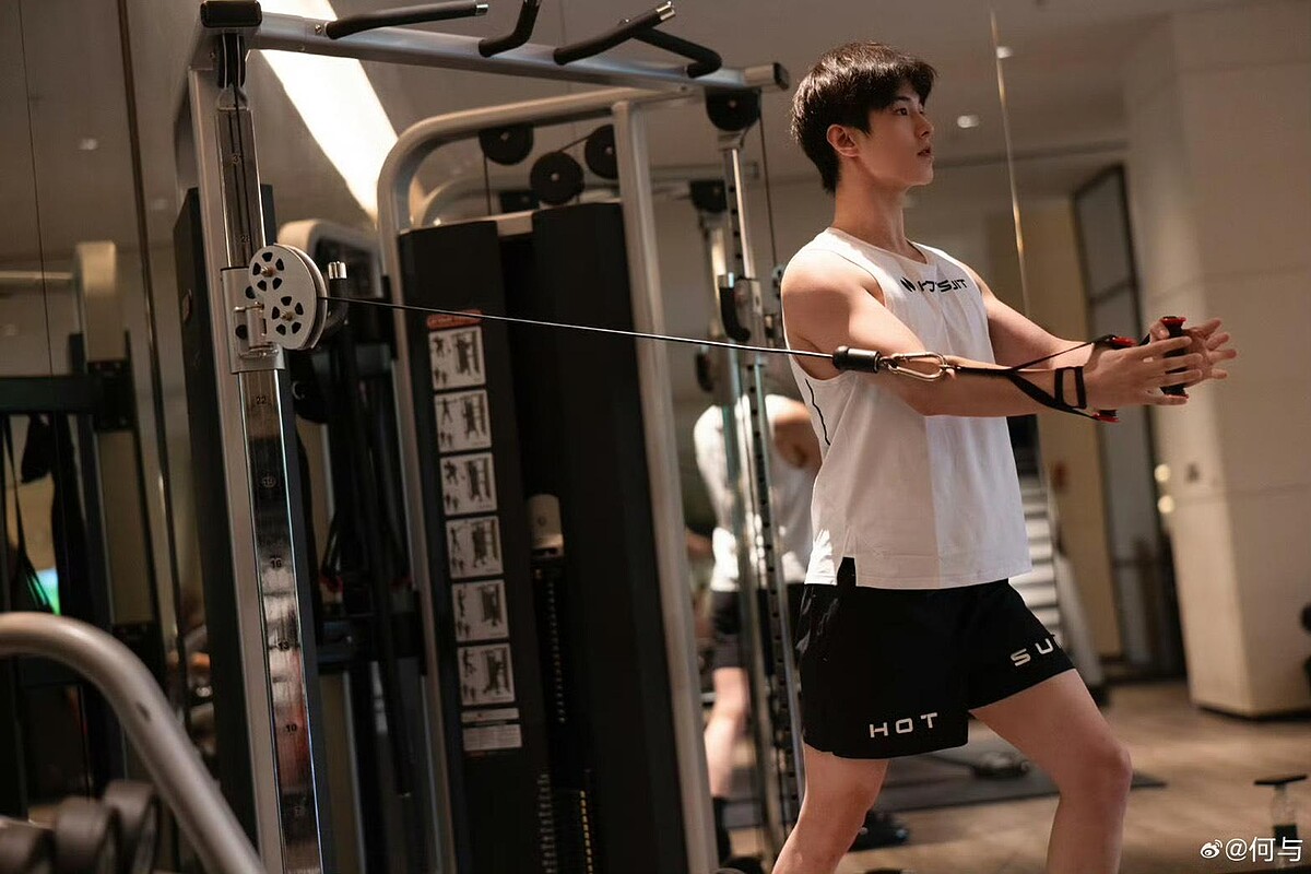 演員何與為戲劇《雙軌》健身