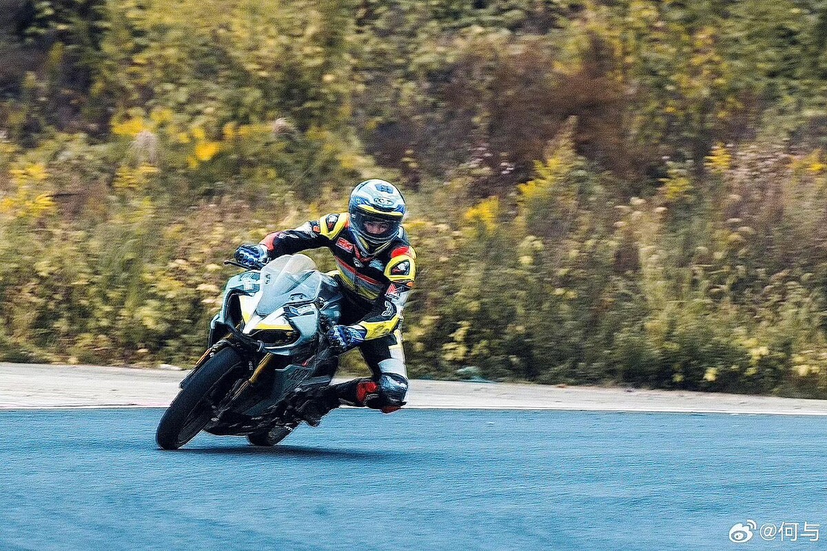 何與騎重型機車