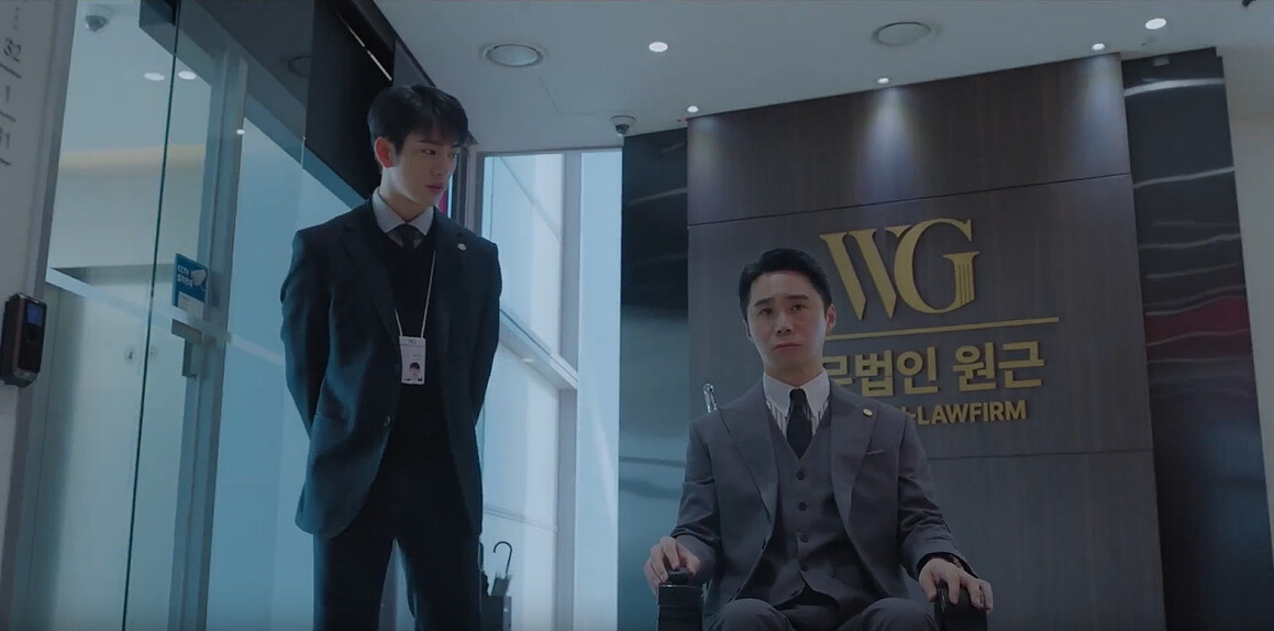 李昊洙受前輩李忠久(右)照顧進入律師事務所工作