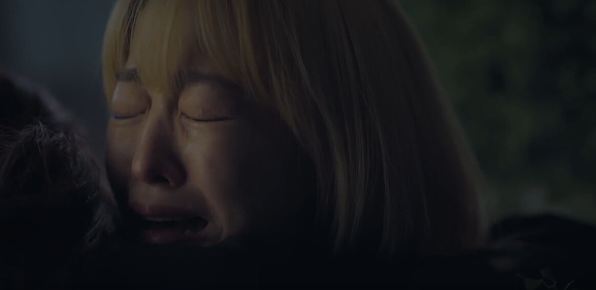 為救未來，未知被拉墜樓，驚嚇過度的兩姊妹抱頭痛哭。短短一段戲，朴寶英把哭聲、表情、情緒細節做得&rdquo;很精準&rdquo;，就是兩個不同的人。