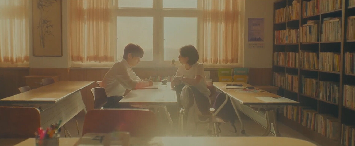 高中時，酷酷的昊洙假裝不理聒噪的未知，其實假藉訂正考卷和未知在一起