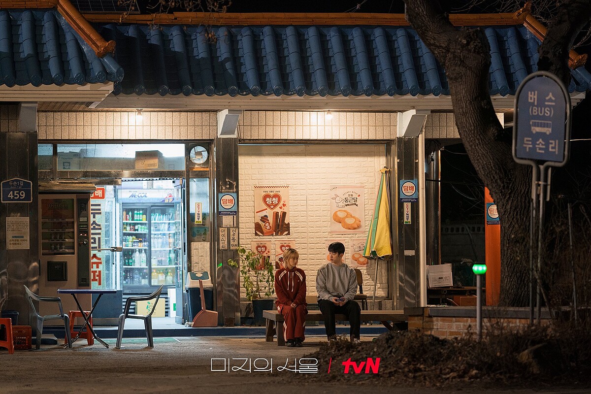 在老家旁雜貨店前閒聊