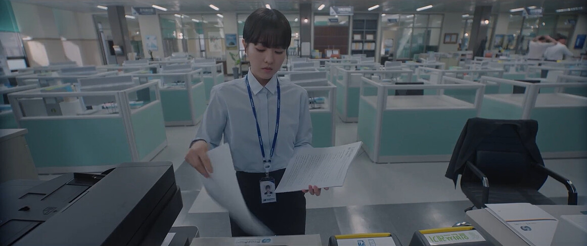 未來檢舉職場霸凌後，落得裁紙的工作，每天都是垃圾時間，還被同事隔離