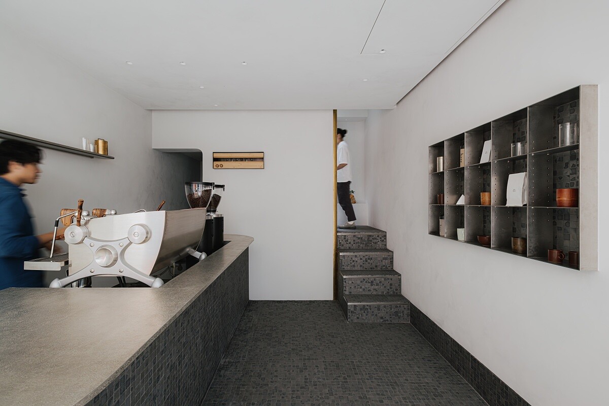 「here kyoto」的空間規劃也好似京都商店的配置，一樓是空間較為狹小的門面，而二樓有著寬闊的視野。