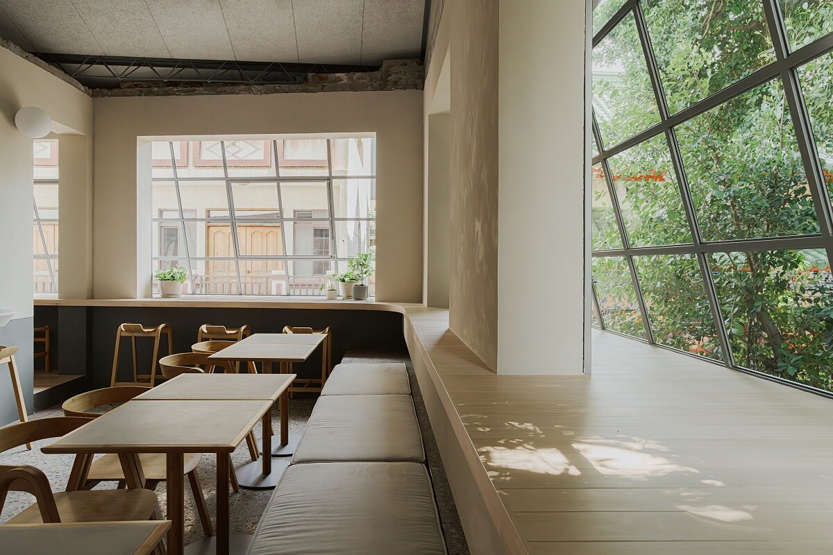 二樓空間開闊而通透。大片玻璃門窗巧妙模糊室內外邊界。