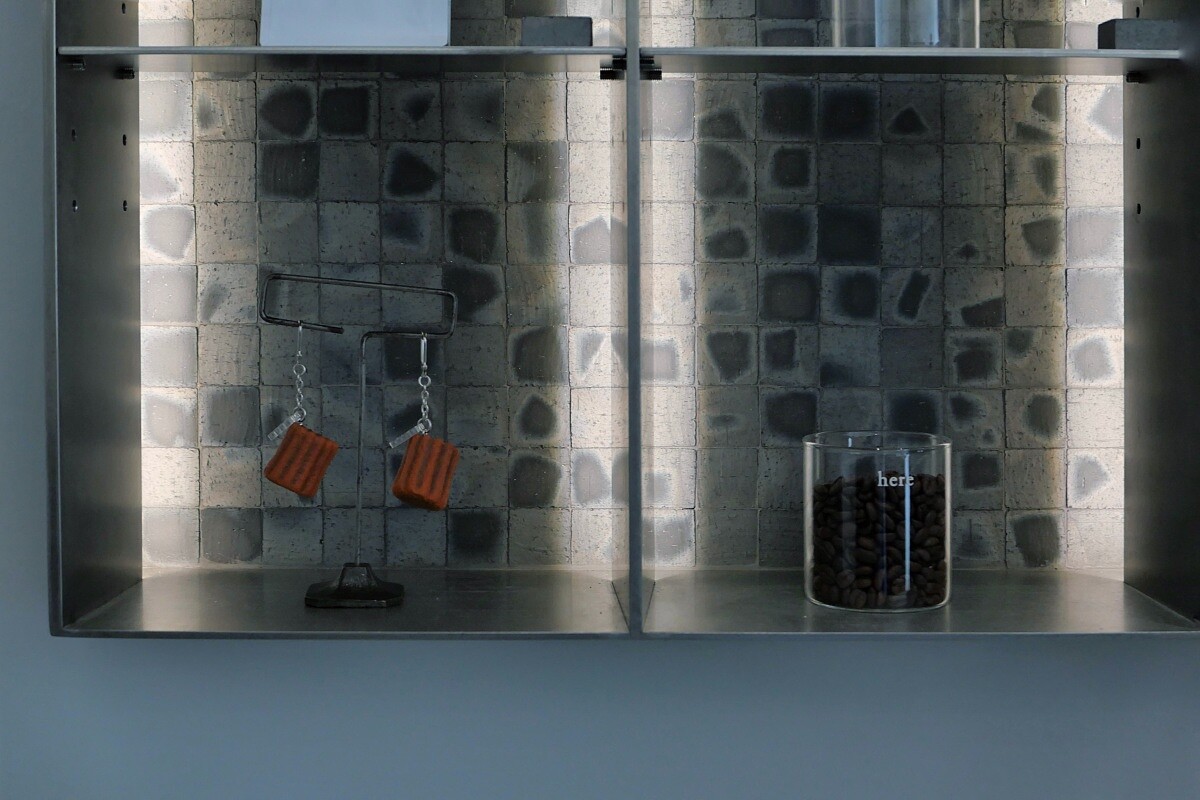 從日本運來的小瓦片也成為空間中相當重要的元素。