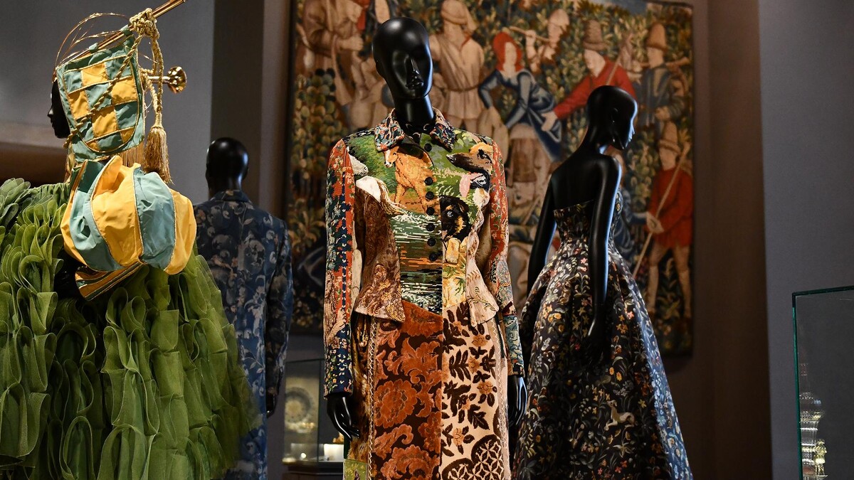 羅浮宮首個以時尚為題的特展《Louvre Couture：Art and Fashion》。