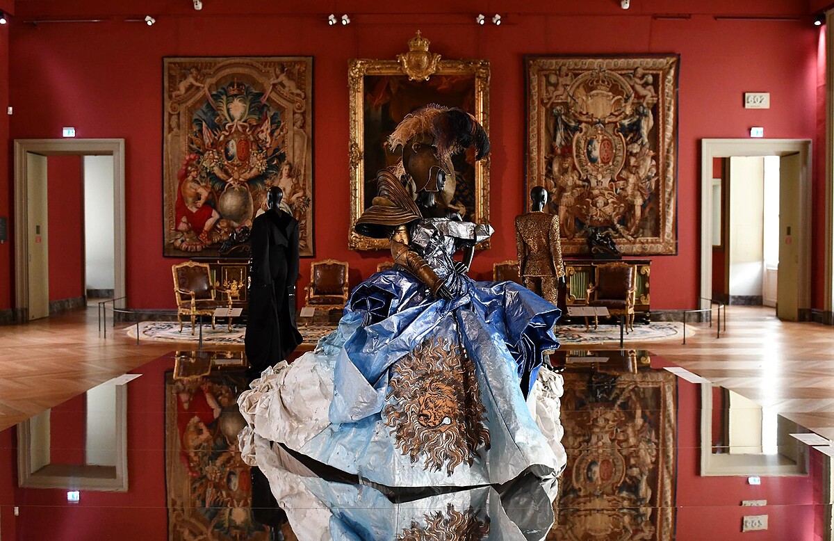 展示於《路易十四肖像》展廳的Christian Dior（&copy; Musée du Louvre&mdash;Nicolas Bousser）。
