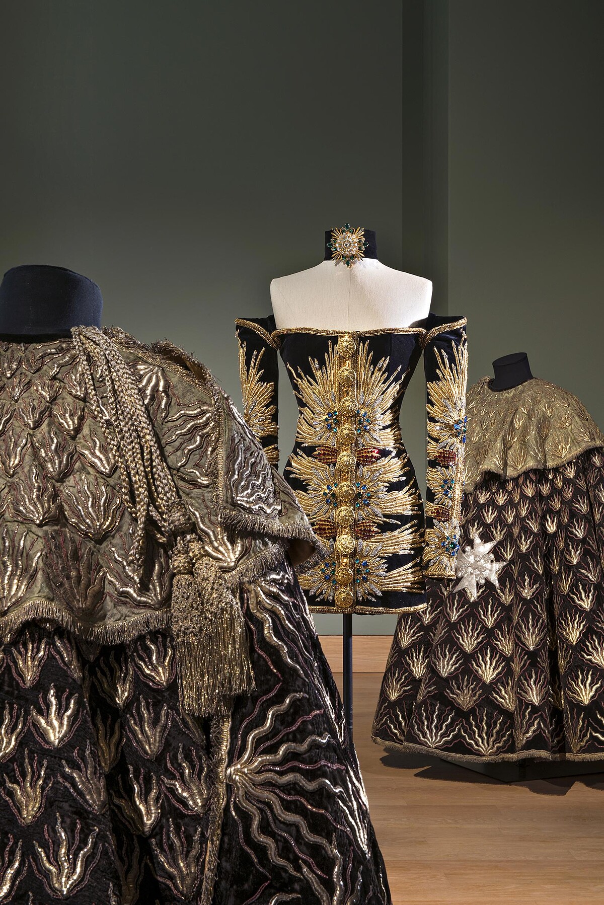 Balmain，Oliver Rousteing，2023年，與1722年製聖袍並置（&copy; Mus&eacute;e&nbsp;du Louvre&mdash;Nicolas Matheus）。