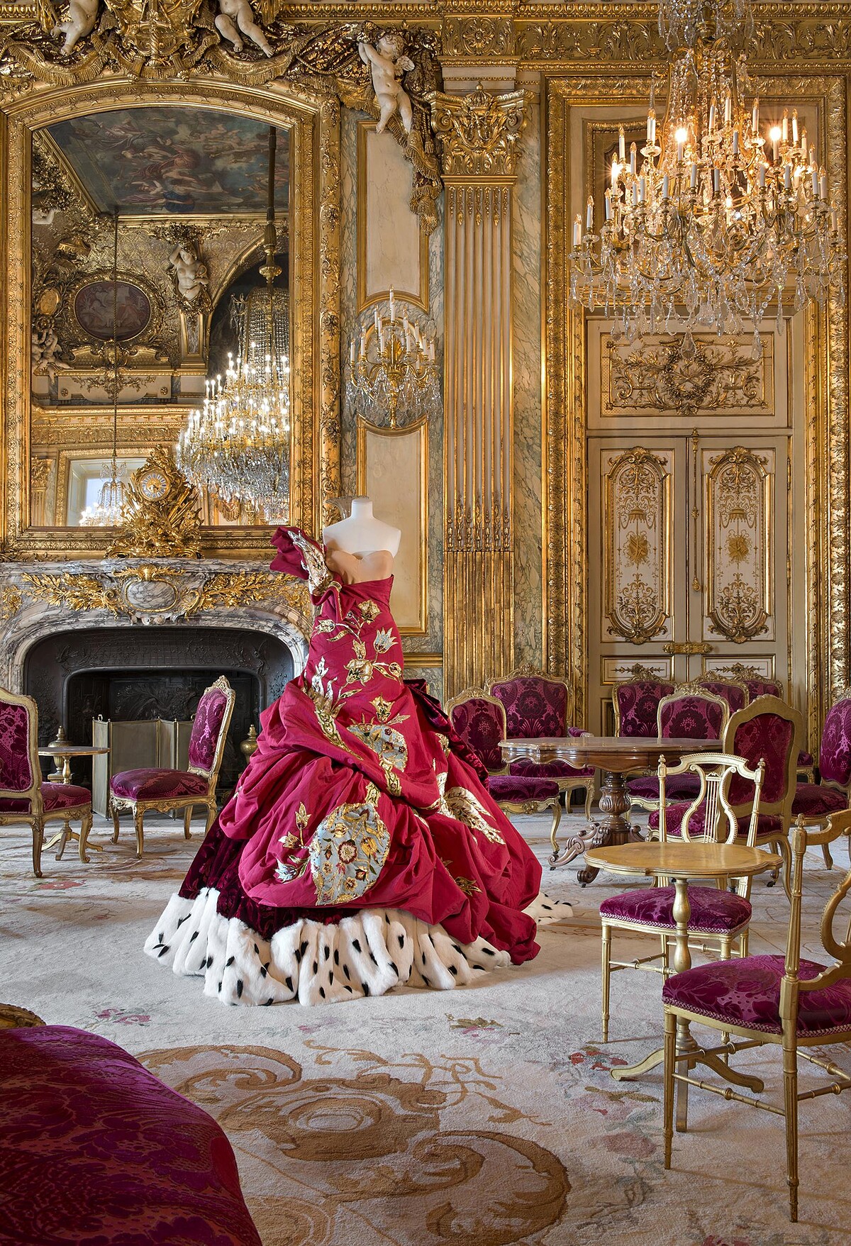Dior，John Galliano，2004年（&copy; Mus&eacute;e&nbsp;du Louvre&mdash;Nicolas Matheus）。