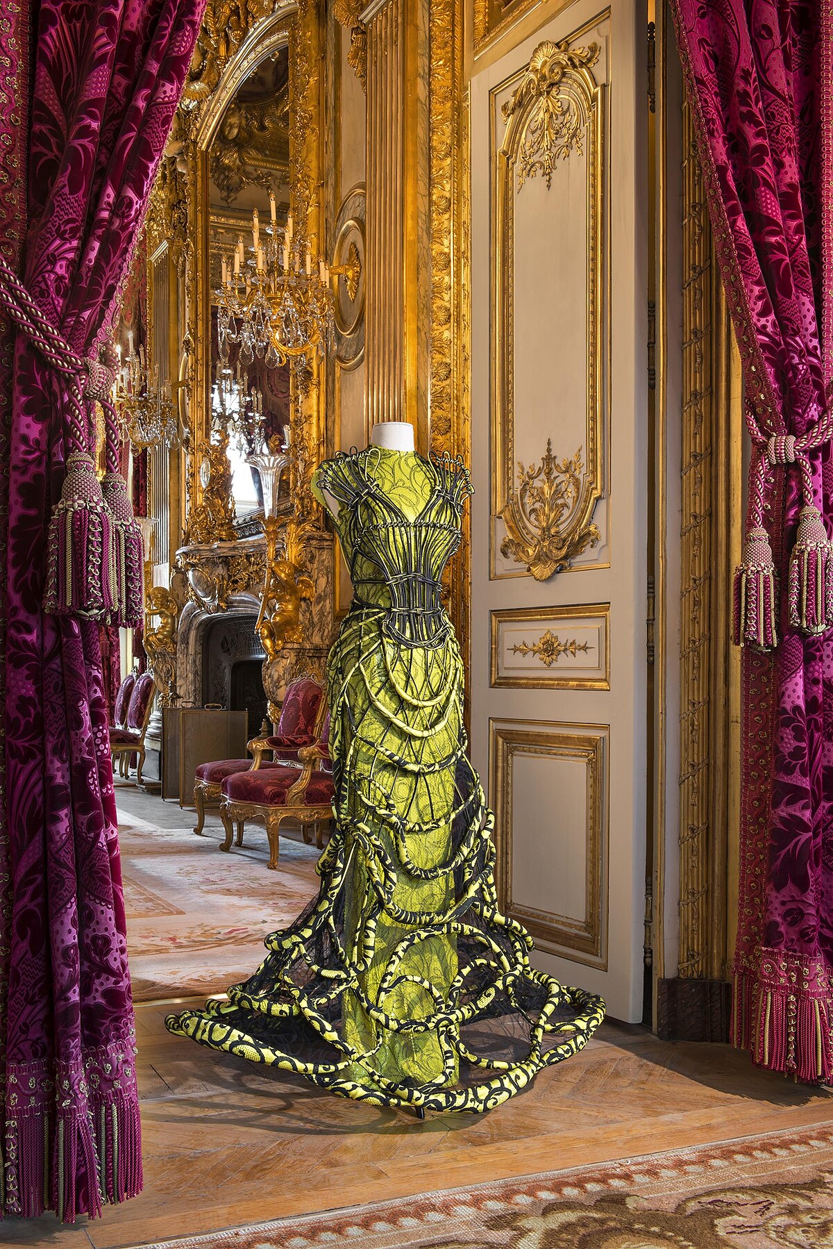 Jean Paul Gaultier設計於2008年之作品，擺置於拿破崙三世寓所（&copy; Mus&eacute;e&nbsp;du Louvre&mdash;Nicolas Matheus）。