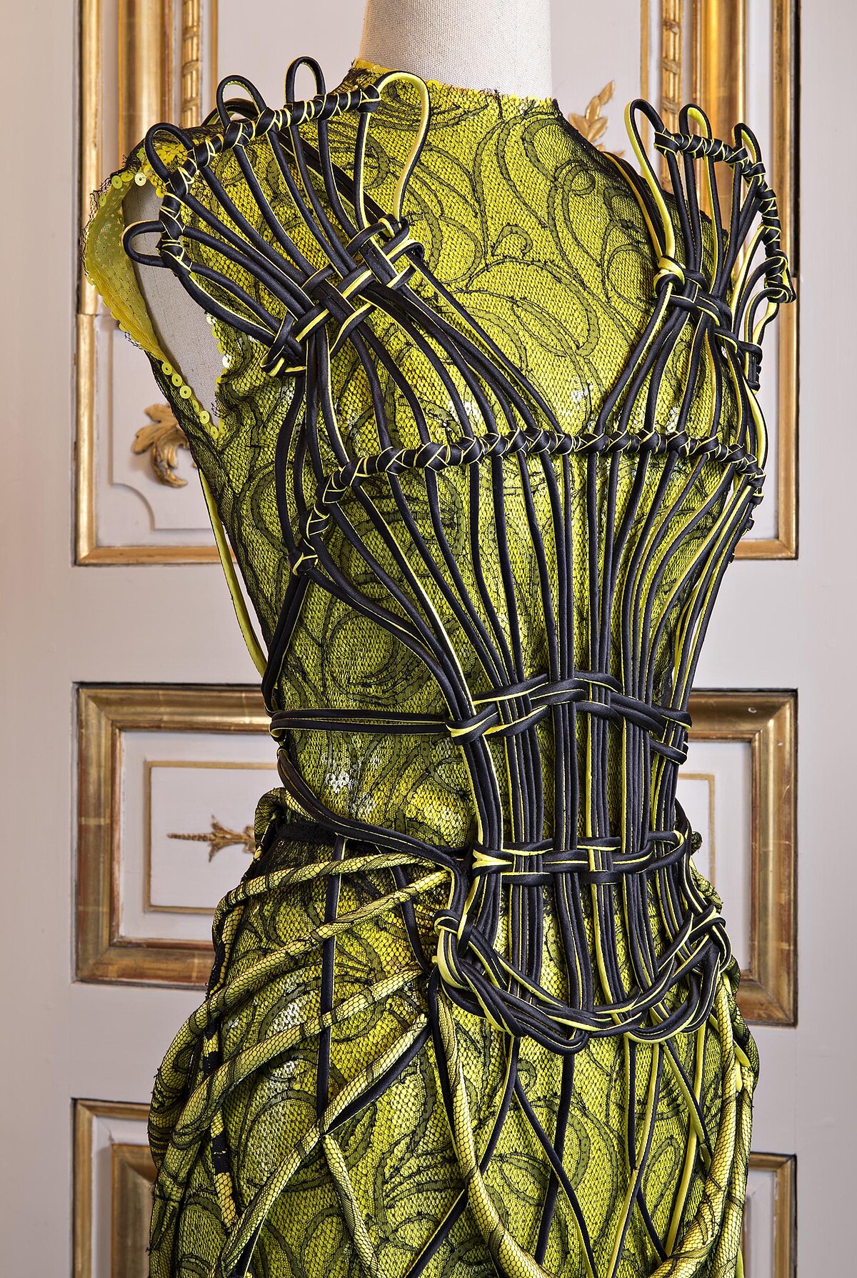 Jean Paul Gaultier設計於2008年之作品，擺置於拿破崙三世寓所（&copy; Mus&eacute;e&nbsp;du Louvre&mdash;Nicolas Matheus）。