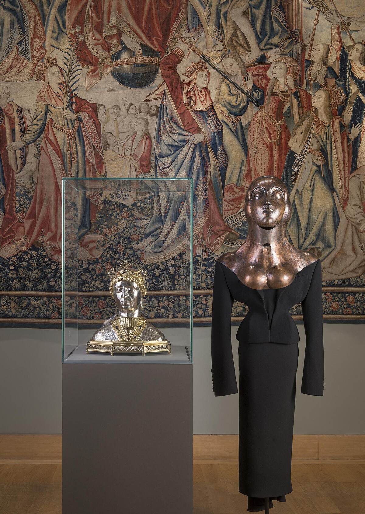 Schiaparelli 2023年由Daniel Roseberry操刀之春夏高訂，與1500&mdash;1515年〈Buste- Reliquaire: Saint〉並置（&copy; Mus&eacute;e du Louvre&mdash;Nicolas Matheus）。