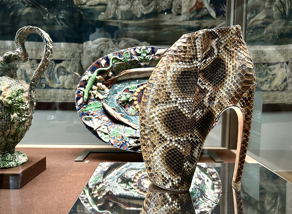 Alexander McQueen 2010年春夏系列柏拉圖的亞特蘭提斯（Plato&rsquo;s Atlantis）「犰狳鞋（Armadillo）」與法國胡格諾派陶藝家Bernard Palissy以動物浮雕造型製造的〈Oval bowl〉。