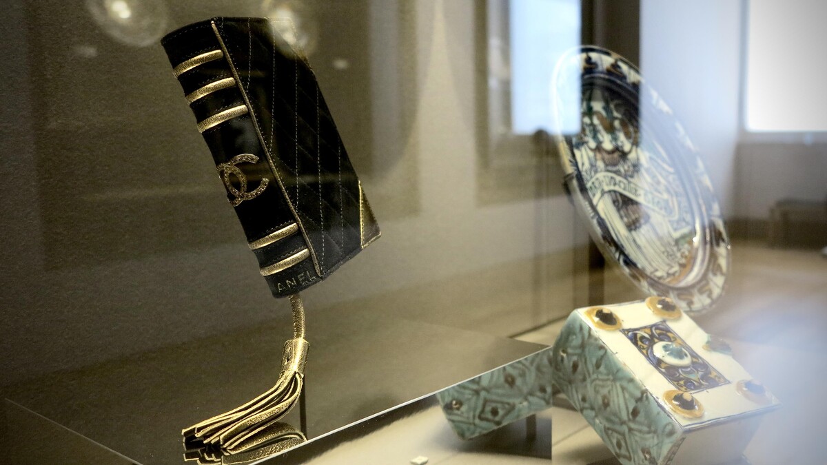 香奈兒擬仿古老典籍的裝幀技法，與館藏瓷製作品並列。