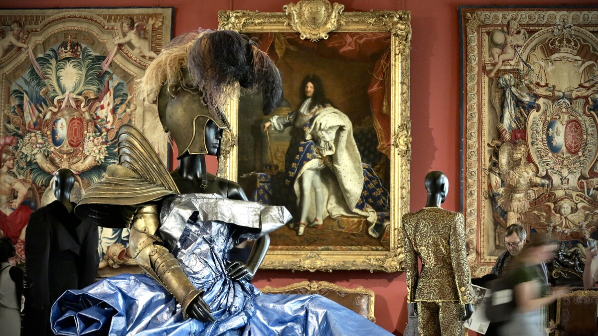 展示於《路易十四肖像》展廳的Christian Dior（&copy; Musée du Louvre&mdash;Nicolas Bousser）。
