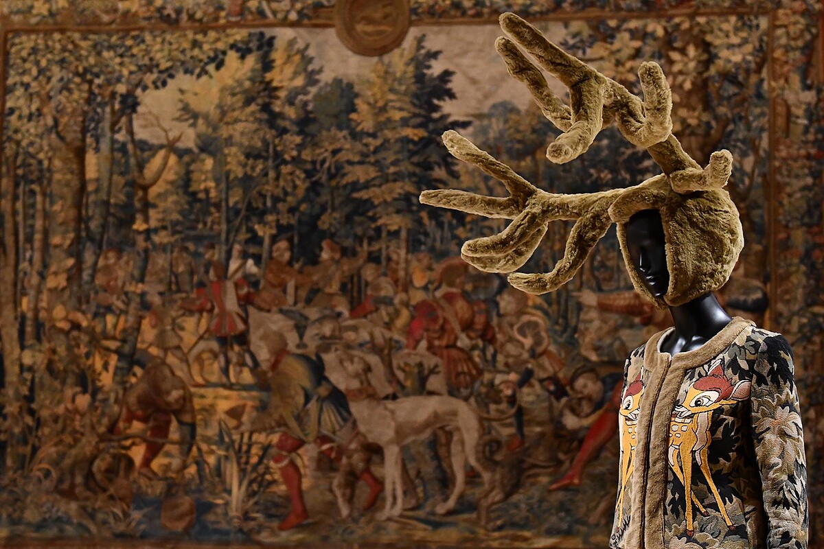 逾百件高級訂製服分置於各個展間內，民眾可從高訂上的圖樣與常設展品找出對應。