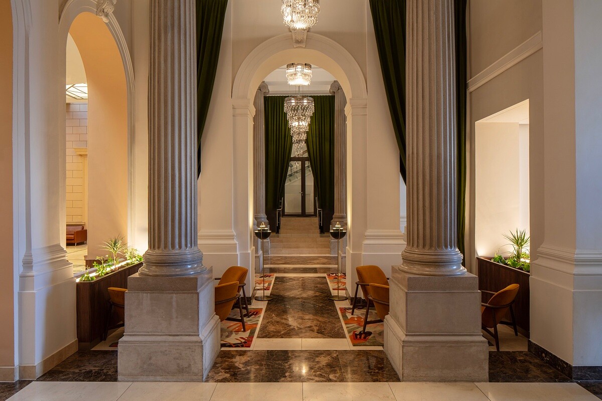 空間保留下大理石地板、愛奧尼亞式柱列。