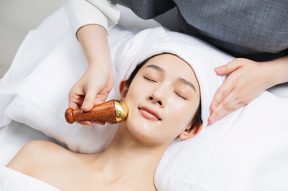 釋壓阿育吠陀康沙棒臉部按摩。