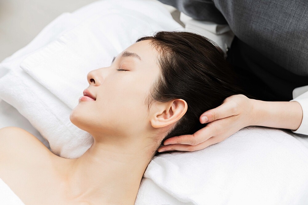 頭部放鬆按摩。