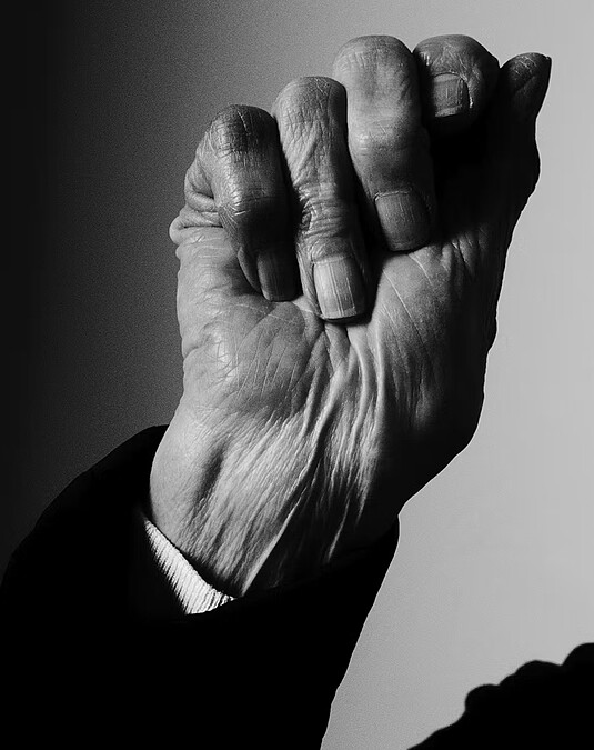 攝影師Jack Davison於2019年拍攝奧斯卡影后葛倫達傑克森，當時就曾以手部的特寫捕抓影后的動人肢體語言。