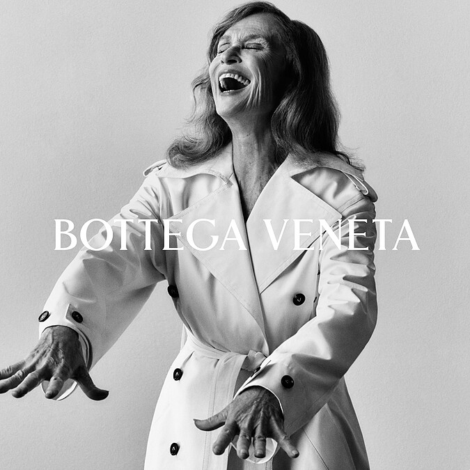 Lauren Hutton在1980年電影《美國舞男》中曾經攜帶Intrecciato手拿包出鏡，成為這項工藝傳遍全球的轉捩點。此次再度攜手，可說是對品牌傳承與文化軌跡的回望與延續。