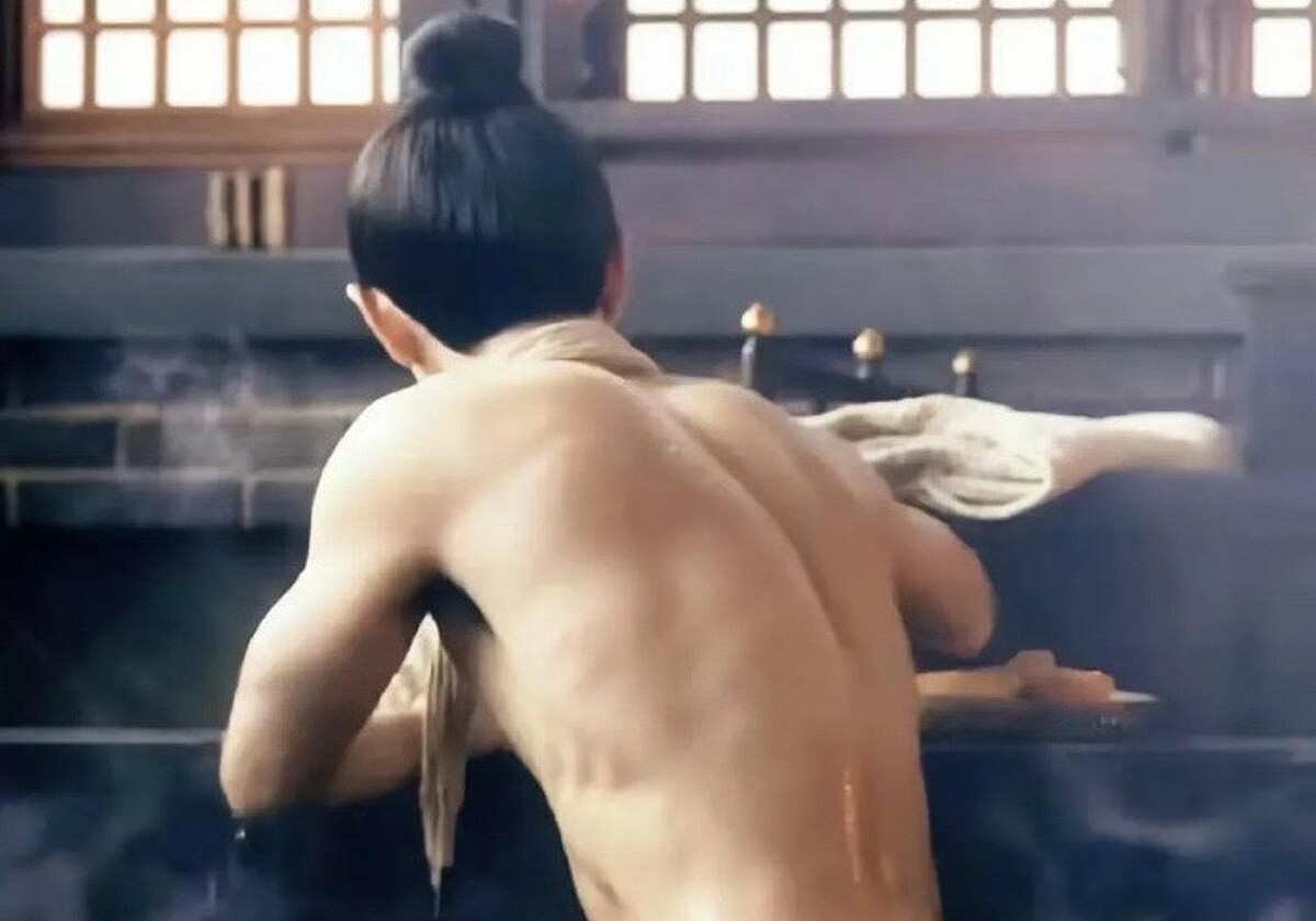 肖戰在後續劇情裡，上半身前後肌肉全都露。