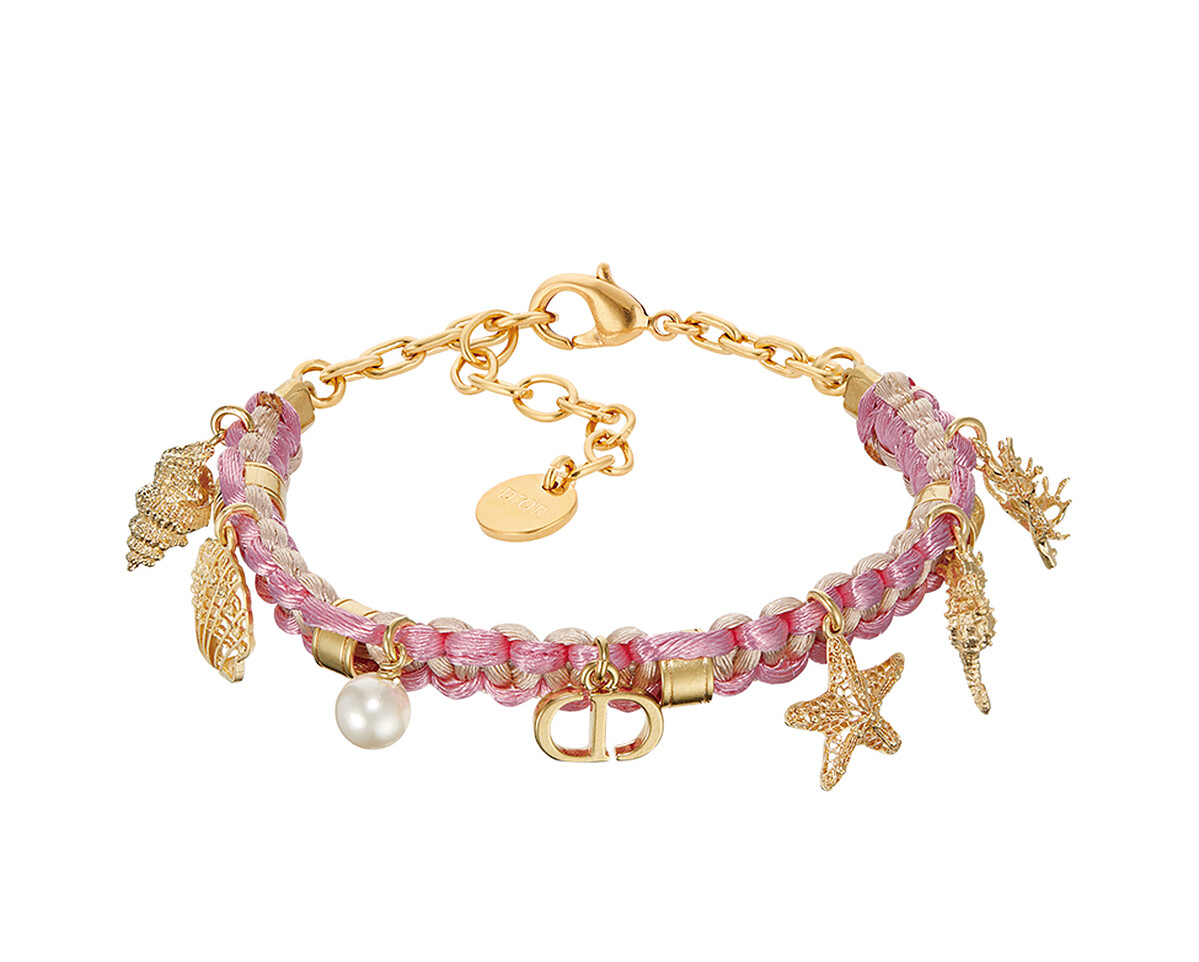 Dioriviera珍珠與金屬墜飾粉色編織手鍊，NT19,500。