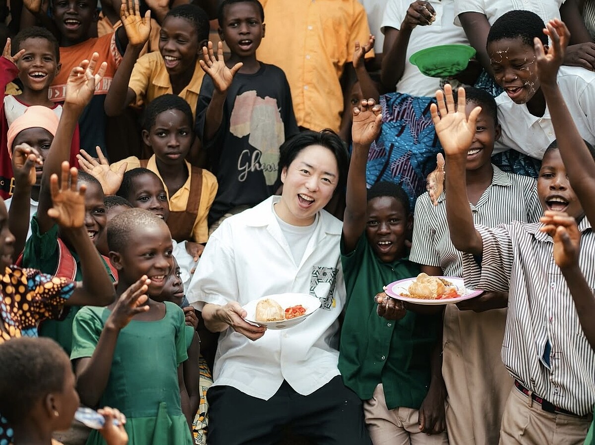 櫻井翔走訪迦納，在當地體驗許多人文風情。